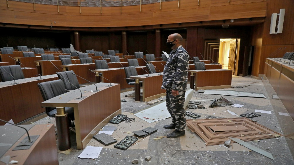 أحد عناصر قوى الأمن اللبنانية يتفقد الأضرار في مبنى مجلس النواب في وسط العاصمة بيروت ، في 5 آب 2020 ، بعد يوم من انفجار بيروت. (أ ف ب)