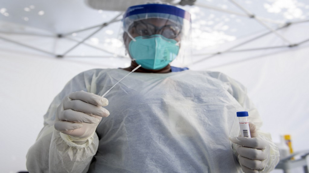 مسحة أنفية قبل إجراء فحص الكشف عن فيروس كورونا المستجد في مختبر في لوس أنجليس في الولايات المتحدة، 24 تموز/يوليو 2020. (أ ف ب)