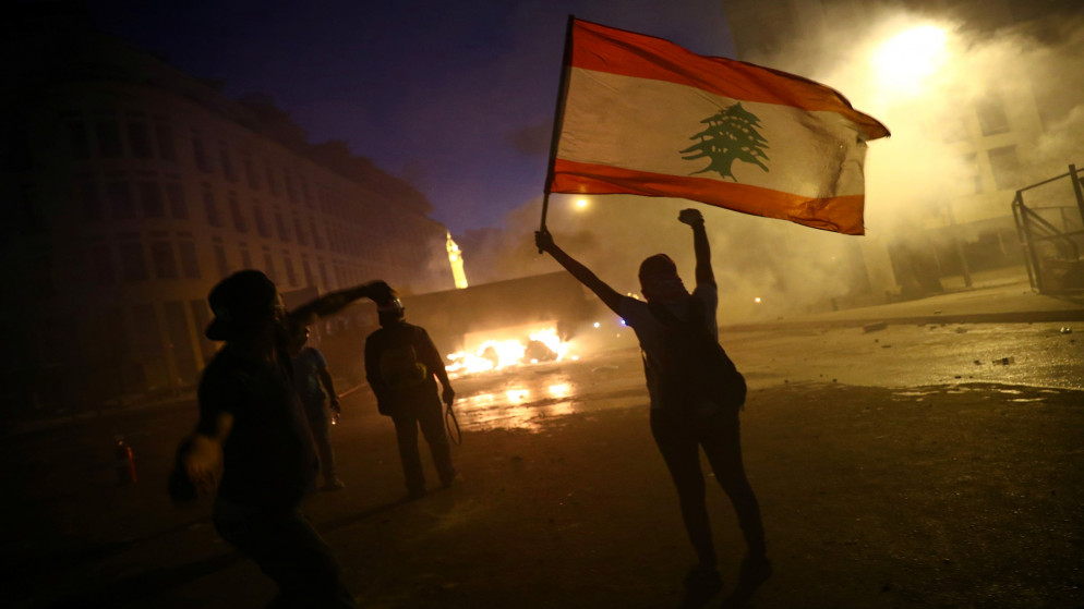 متظاهرون في منطقة وسط بيروت. (رويترز)