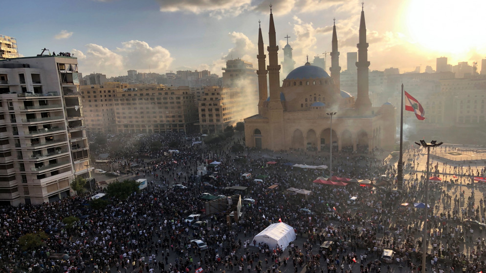 متظاهرون في وسط العاصمة اللبنانية بيروت. (رويترز)