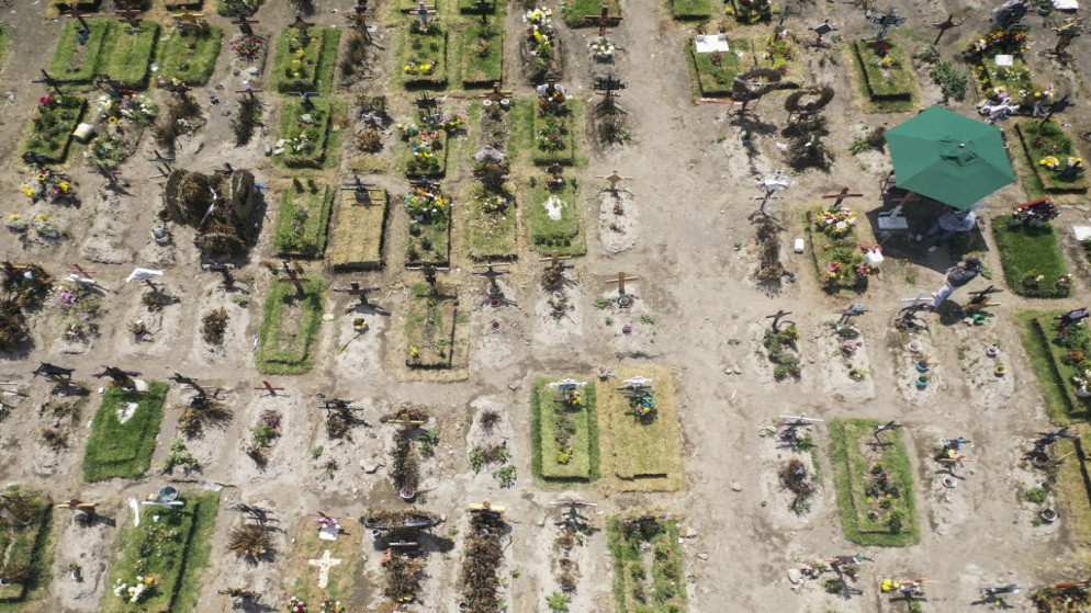 منظر جوي للمقابر في المنطقة الخاصة لضحايا COVID-19 في مبنى بلدية فالي دي تشالكو، ولاية المكسيك، 5 أغسطس 2020، وسط جائحة فيروس كورونا. (أ ف ب)