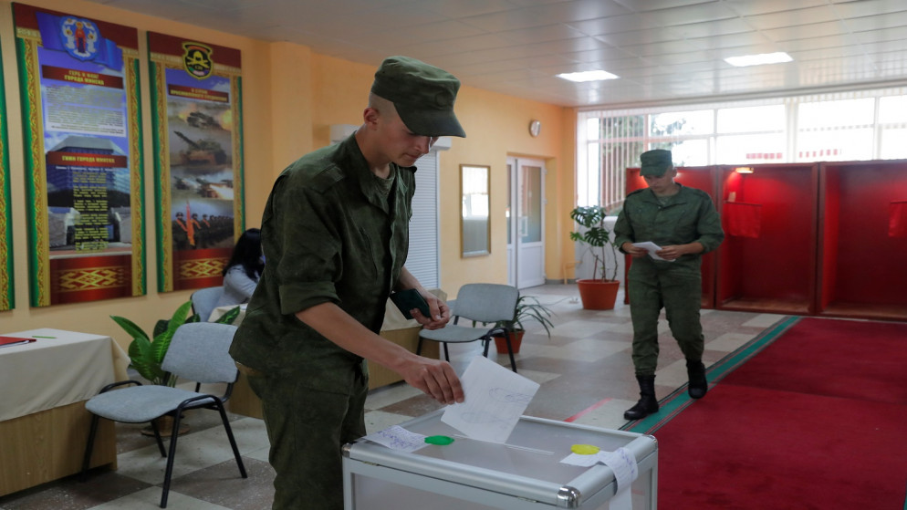 جندي بيلاروسي يدلي بصوته في مركز اقتراع خلال الانتخابات الرئاسية في مينسك ، بيلاروسيا ، 9 أغسطس ، 2020. (رويترز / فاسيلي فيدوسينكو)