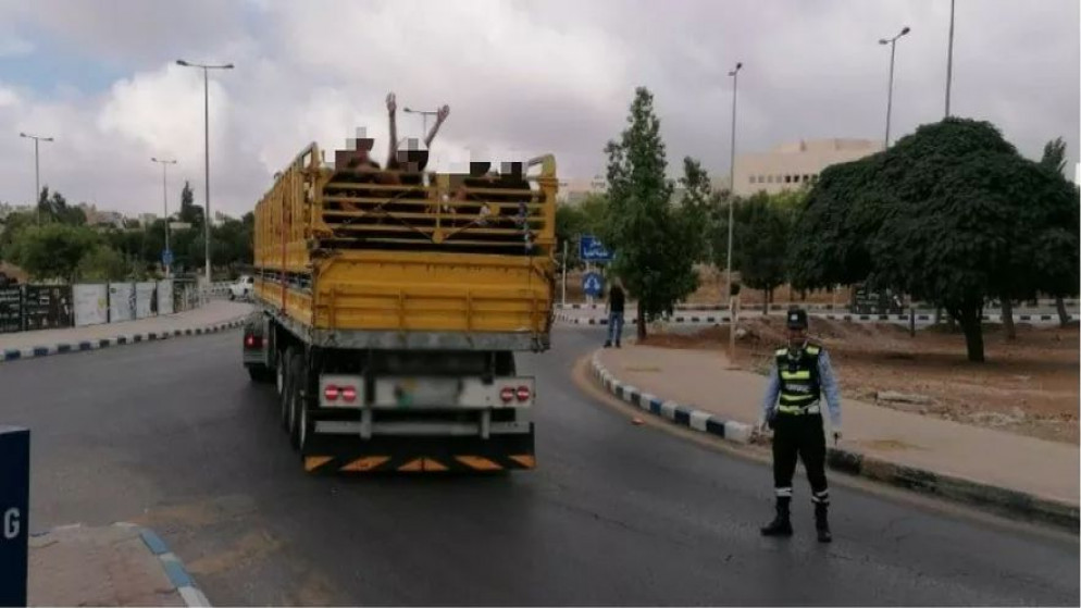 شاحنة "تريلا" تحمل 50 طالبا في الصندوق الخلفي في العاصمة عمّان. (إدارة السير)