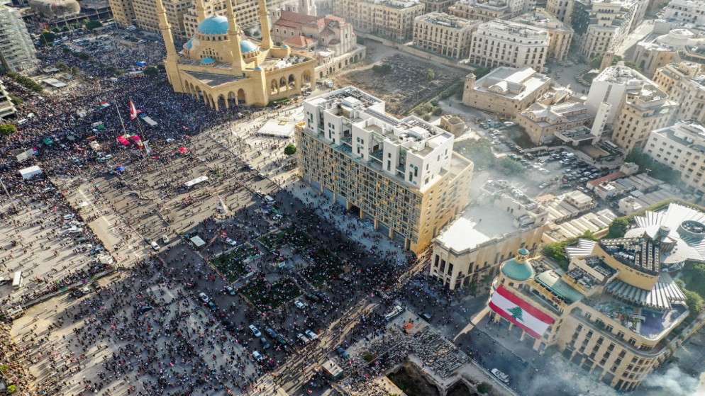 منظر جوي لتظاهرة وسط بيروت بعد أيام على انفجار مرفأ بيروت الذي أوقع أكثر من 150 قتيلاً و6 آلاف جريح. 8 آب / أغسطس 2020 . (أ  ف ب)