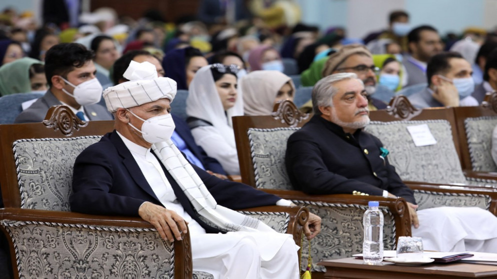 الرئيس الأفغاني أشرف غني (يسار) يجلس بجانب كبير المفاوضين باسم كابول عبد الله عبد الله(يمين) خلال اجتماع اللويا جيرغا.(أ ف ب)