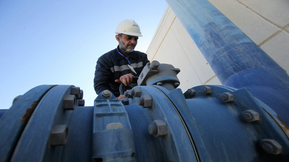 مهندس يعمل في محطة تابعة لشركة مياه الأردن في منطقة البتراوي. (صلاح ملكاوي / المملكة)