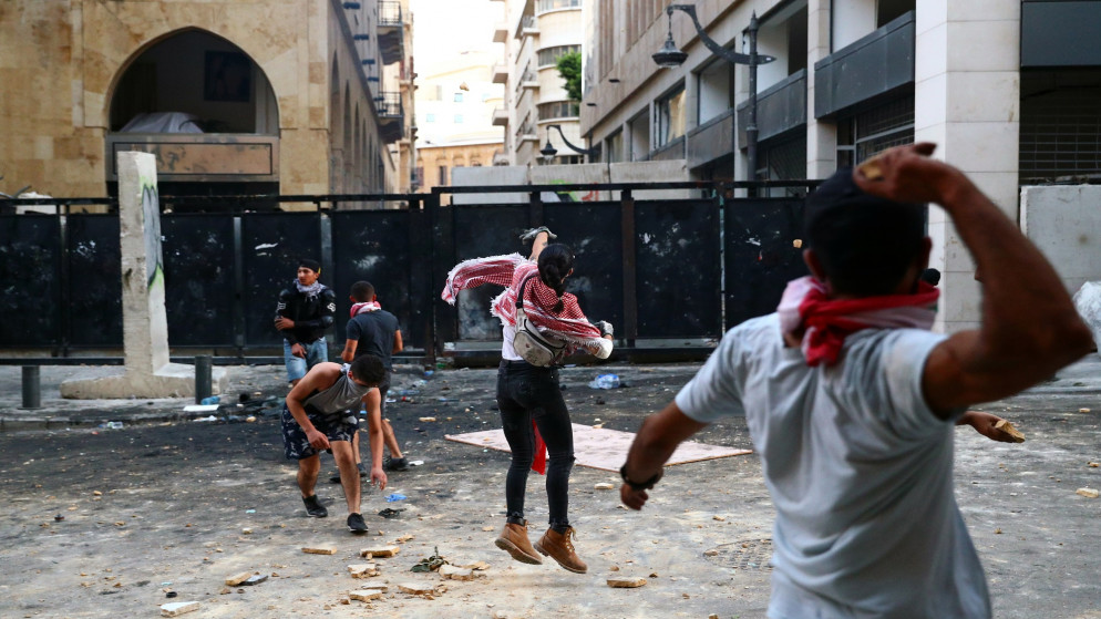 متظاهرون يرشقون الحجارة خلال مظاهرة بعد الانفجار المروع الذي وقع الثلاثاء الماضي في بيروت. 09/08/2020. (حنا مكي/ رويترز)