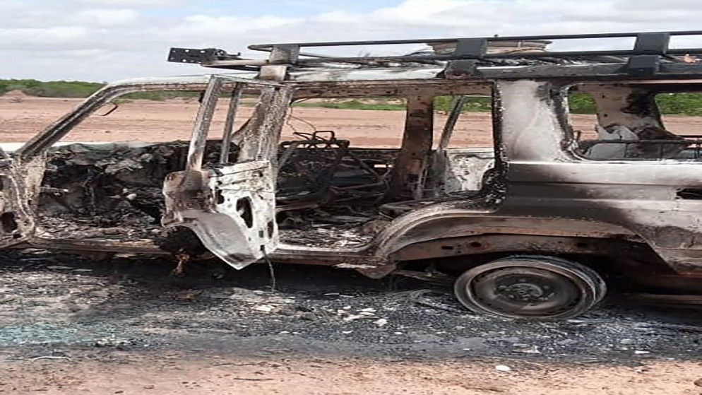 السيارة التي قُتل فيها 6 سياح فرنسيين ومرشدهم المحلي والسائق على يد مسلحين مجهولين كانوا يركبون دراجات نارية في جنوب غرب النيجر. (أ ف ب)