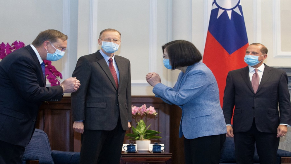 رئيسة تايوان، تساي انغ-وين، خلال استقبالها وزير الصحة الأميركي أليكس عازار.(أ ف ب)