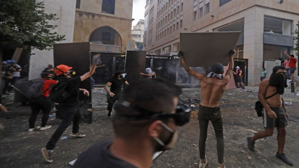 متظاهرون لبنانيون غاضبون في مواجهة مع قوات الأمن بالقرب من شارع يصل إلى البرلمان في وسط بيروت .9 أغسطس / آب 2020. (جوزيف عيد / أ ف ب)