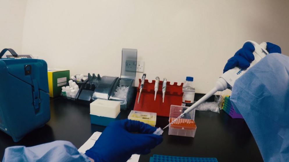 فرق الاستقصاء الوبائي تفحص عينات عشوائية لفحص فيروس كورونا في أحد المختبرات. (فادي إسكندراني/ المملكة))