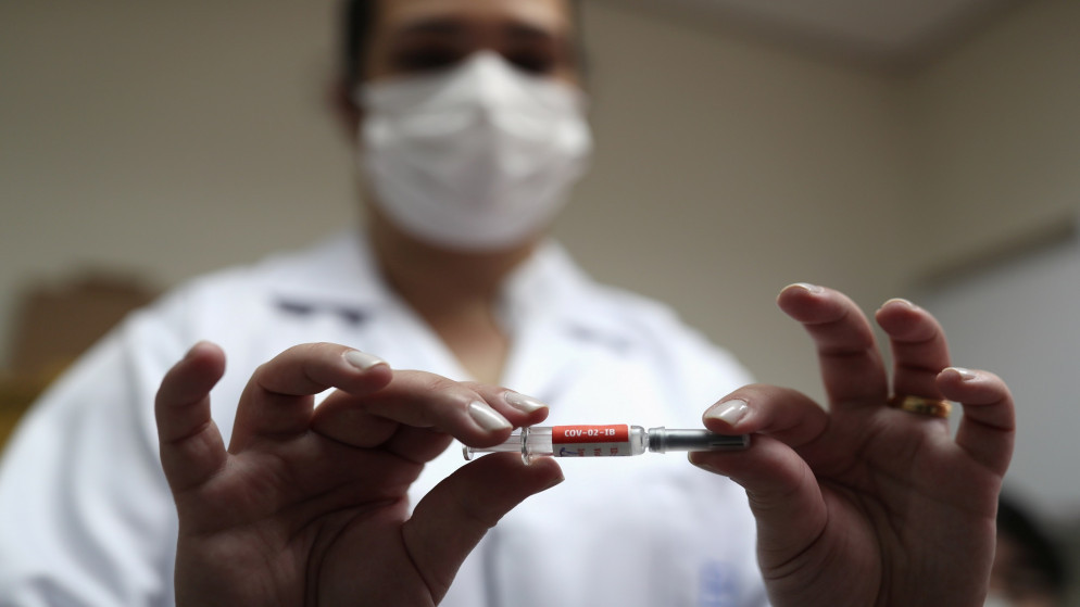 القائم بالأعمال في السفارة الأردنية في روسيا يتابع تفاصيل اللقاح الروسي لفيروس كورونا المستجد. (رويترز)