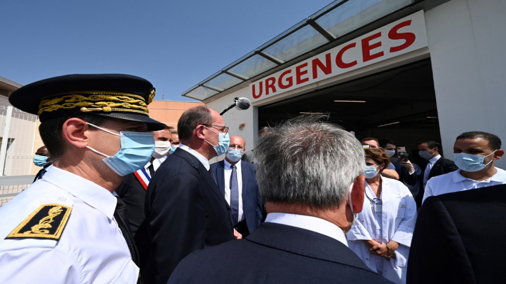 رئيس الوزراء الفرنسي جان كاستيكس (وسط) يرتدي قناع الوجه عند وصوله إلى قسم الحوادث والطوارئ في مستشفى CHU في مونبلييه ، جنوب فرنسا. 11 أغسطس ، 2020.(أ ف ب)