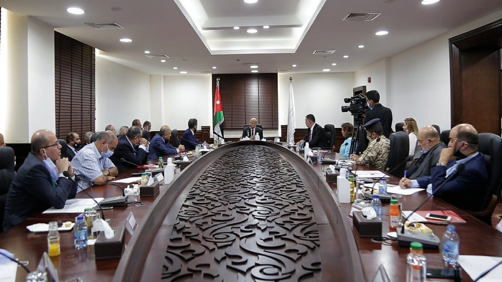 رئيس الوزراء الدكتور عمر الرزاز  خلال زيارته الثلاثاء إلى المؤسسة العامة للضمان الاجتماعي.(بترا)