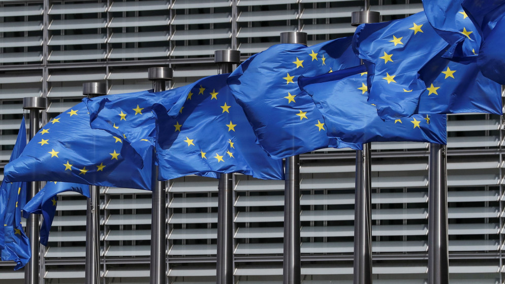 أعلام الاتحاد الأوروبي أمام مقر المفوضية الأوروبية في بروكسل، 5 حزيران/يونيو 2020. (رويترز)