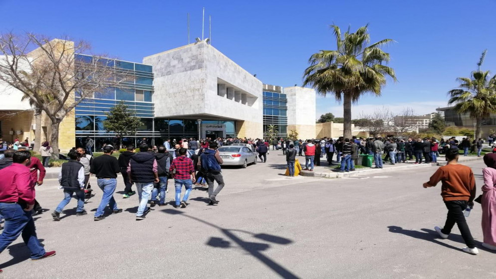 شباب يتوجهون لتقديم طلبات وظائف في معرض وظيفي في مدينة الحسين للشباب، 20 آذار/مارس 2019. (مجحم العجارمة / المملكة)