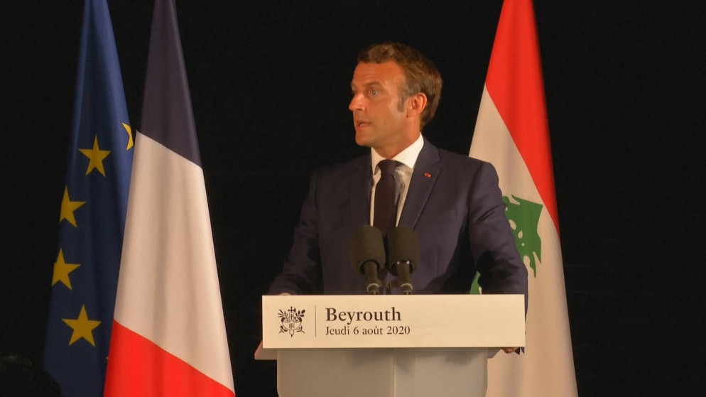 الرئيس الفرنسي إيمانويل ماكرون خلال خطاب له في قصر الصنوبر المقر الرسمي للسفير الفرنسي في لبنان. (رويترز)
