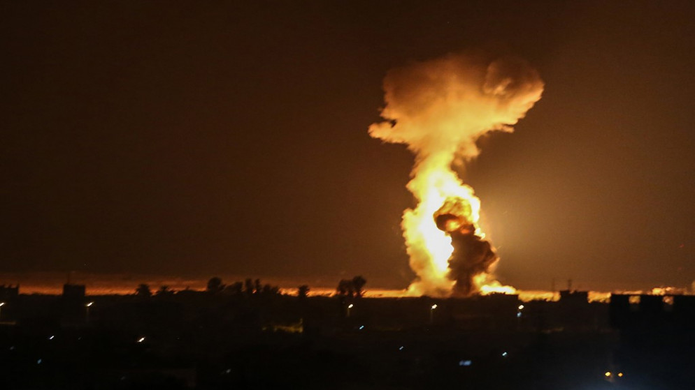 ألسنة اللهب تتصاعد بعد أن شنت طائرات حربية تابعة لجيش الاحتلال الإسرائيلي غارات جوية على مدينة رفح جنوب قطاع غزة. 12 أغسطس ، 2020. (سعيد الخطيب / أ ف ب)