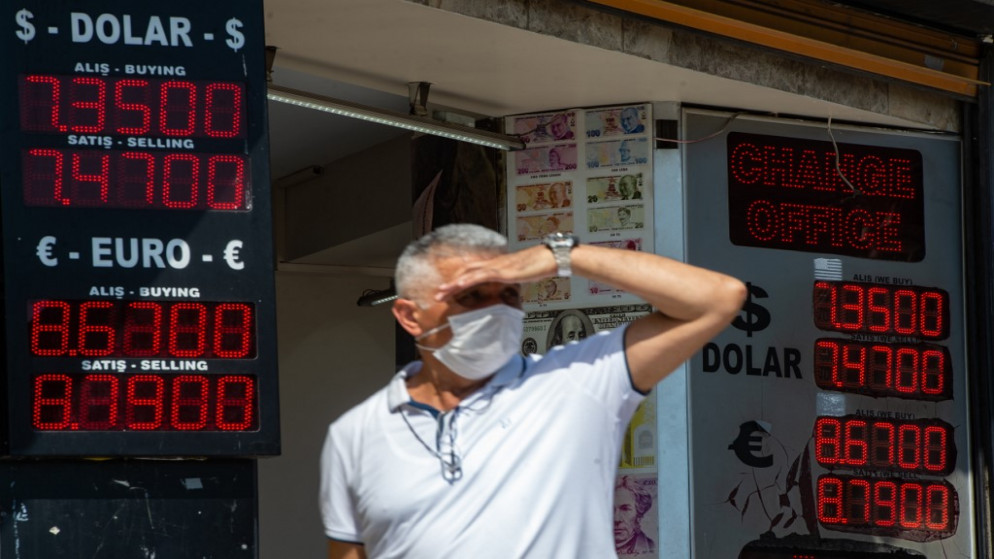 رجل بالقرب من شاشة معلومات تعرض الأسعار أمام مكتب صرافة في إسطنبول . 6 أغسطس 2020.(أ ف ب)