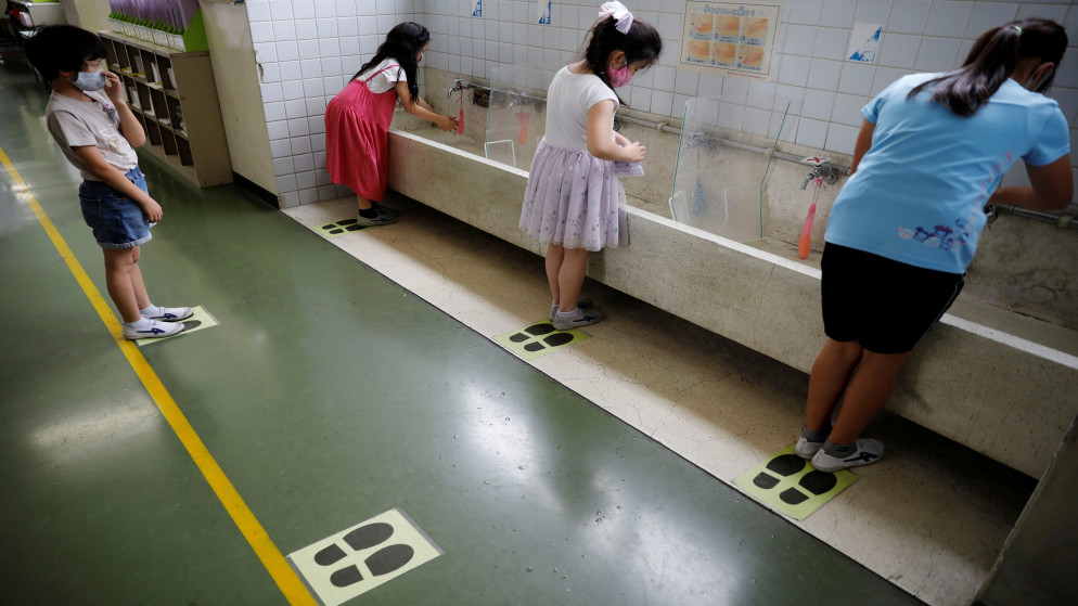 طلبة يغسلون أيديهم في مدرسة في فوناباشي، شرق العاصمة اليابانية طوكيو، 16 تموز/يوليو،2020. (رويترز)