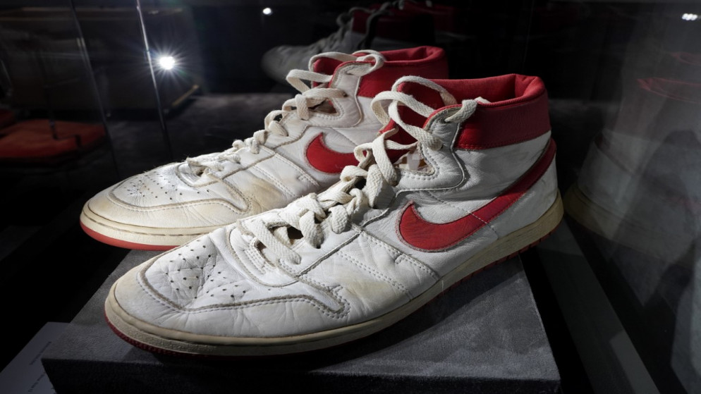 حذاء أسطورة كرة السلة الأميركية مايكل جوردان الذي يحمل اسم "إير جوردان 1 هايز". (أ ف ب)