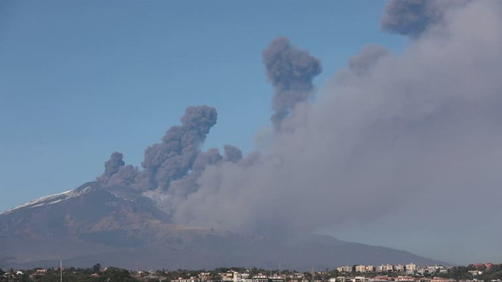 انبعاث سحب الرماد من بركان إتنا في صقلية المطل على مدينة كاتانيا، 24 كانون الثاني/يناير 2018. (رويترز)