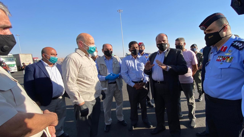 رئيس الوزراء عمر الرزاز خلال زيارة تفقدية إلى مركز حدود العمري. (رئاسة الوزراء)