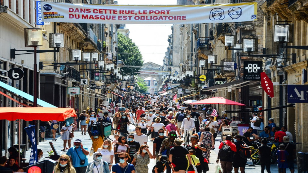 يسير الناس في شارع التسوق الرئيسي في بوردو سانت كاترين، حيث يكون ارتداء القناع إلزاميًا اعتبارًا من، 15 أغسطس 2020، لمنع انتشار فيروس كورونا الجديد COVID-19. (أ ف ب)