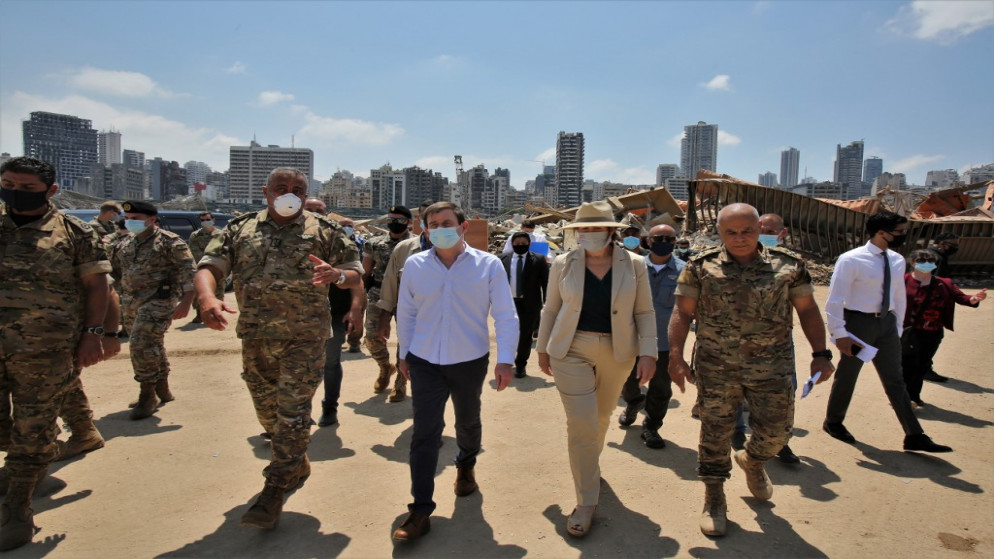 مساعد وزير الخارجية الأميركي للشؤون السياسية ديفيد هيل خلال تفقّده مرفأ بيروت، 15 آب/ أغسطس 2020. (أ ف ب)