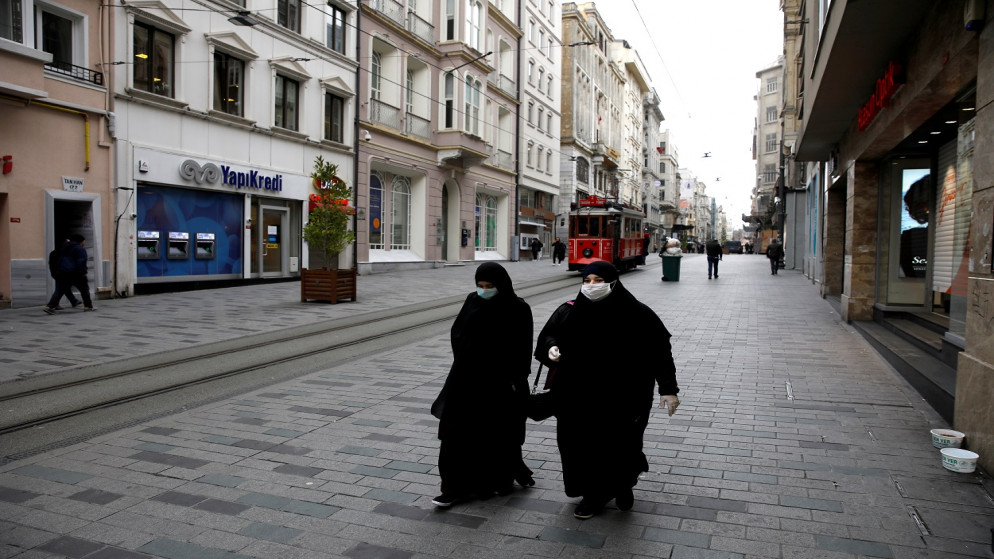 نساء يرتدين كمامات وقفازات واقية للوجه مع استمرار انتشار فيروس كورونا في اسطنبول التركية. 26/03/2020. (رويترز)