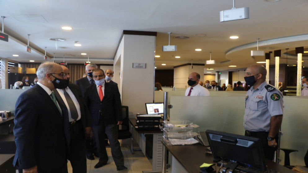 وزير الداخلية سلامة حمّاد ورئيس هيئة الاستثمار خالد الوزني خلال إطلاق 10 خدمات إلكترونية جديدة. (هيئة الاستثمار)