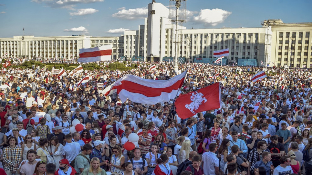 معارضون بيلاروس خلال مسيرة في وسط مينسك، 16 آب/أغسطس 2020. (أ ف ب)