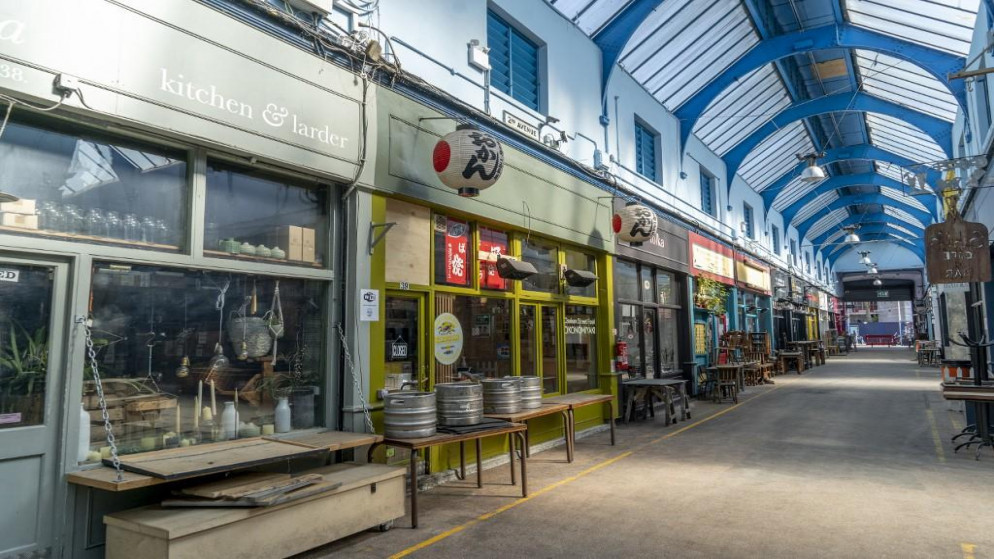 مقاهٍ ومطاعم ومحال تجارية في سوق في بريكستون جنوبي لندن في ظل إغلاق شهدته بريطانيا؛ لمنع انتشار فيروس كورونا. 23/04/2020. (نيكولاس هالين / أ ف ب)
