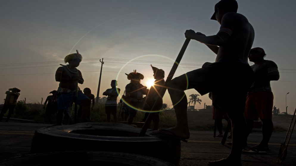 يغلق أفراد من قبيلة "كايابو ميكرانيوتي" طريقاً رئيسية في منطقة الأمازون خلال احتجاج .البرازيل. 17 أغسطس 2020 (جواو ليت / أ ف ب)