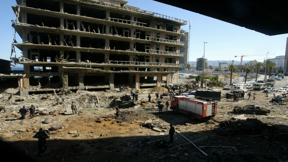 دمار في موقع تفجير الذي استهدف رئيس الوزراء اللبناني السابق رفيق الحريري، 15 شباط/فبراير 2005. (أ ف ب)