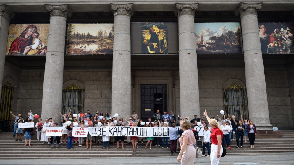 موظفو المتحف الوطني للفنون في جمهورية بيلاروس يحتجون على الانتخابات الرئاسية المتنازع عليها في مينسك، 18 أغسطس 2020. (أ ف ب)