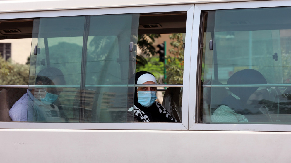 أشخاص يرتدون كمامات للوجه لمنع انتشار فيروس كورونا المستجد أثناء جلوسهم في حافلة عمومية في بيروت. 28/07/2020. (محمد أزاكير/ رويترز)