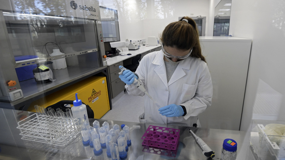 عالم يعمل في مصنع مختبر الأجسام المضادة أحادية النسيلة mAbxience حيويًا في مقاطعة بوينس آيرس. 14 أغسطس 2020. (أ ف ب)