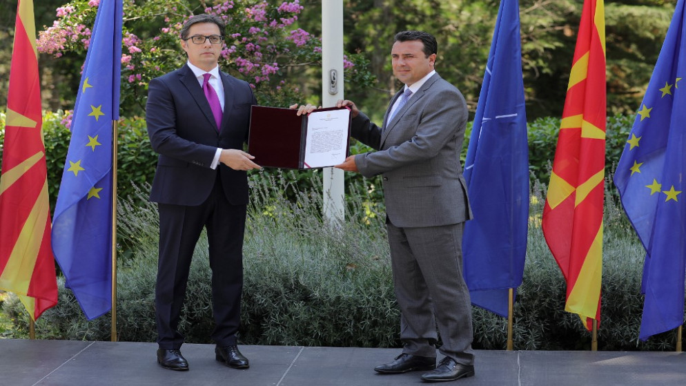 رئيس مقدونيا الشمالية ستيفو بنداروفسكي (إلى اليسار) يمنح تفويضًا لزعيم الاشتراكيين الديمقراطيين زوران زاييف (يمين) لتشكيل حكومة في سكوبي .13 أغسطس 2020.(أ ف ب)