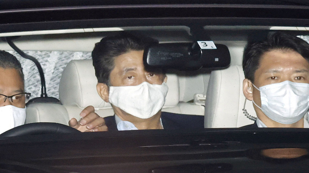 رئيس الوزراء الياباني شينزو آبي يصل إلى مقر إقامته لدى عودته من مستشفى جامعة كيو في طوكيو . اليابان. 17 أغسطس  2020.(رويترز)