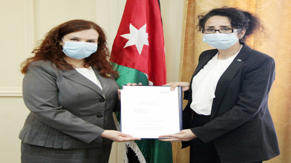 الأمينة العامة لوزارة الخارجية وشؤون المغتربين السفيرة سجى المجالي تتسلم نسخة من أوراق اعتماد السفيرة الأوكرانية ميروسلافا شيرباتيوك. (وزارة الخارجية وشؤون المغتربين)