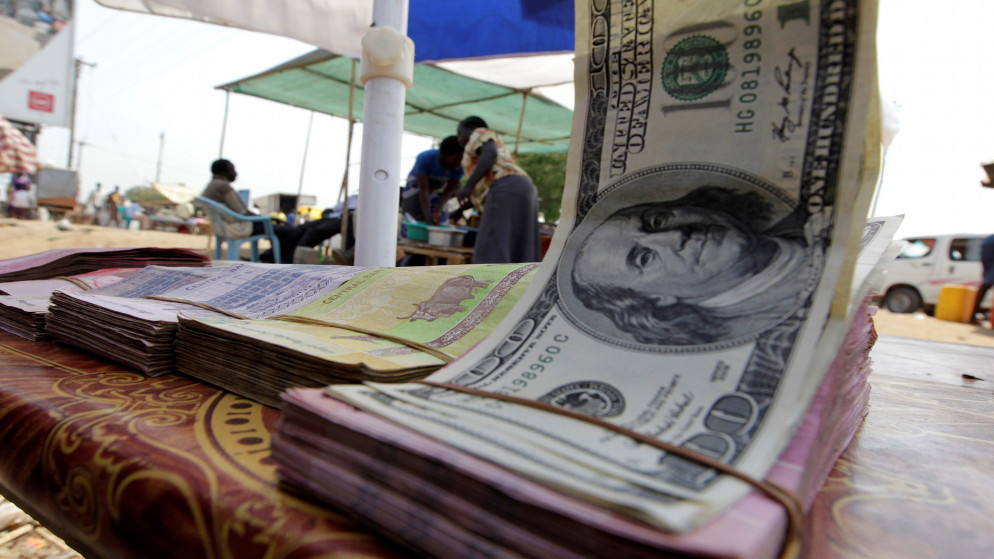 أوراق نقدية في كشك لتصريف العملات في شارع في جوبا في جنوب السودان، 14 كانون الثاني/يناير 2011. (رويترز)
