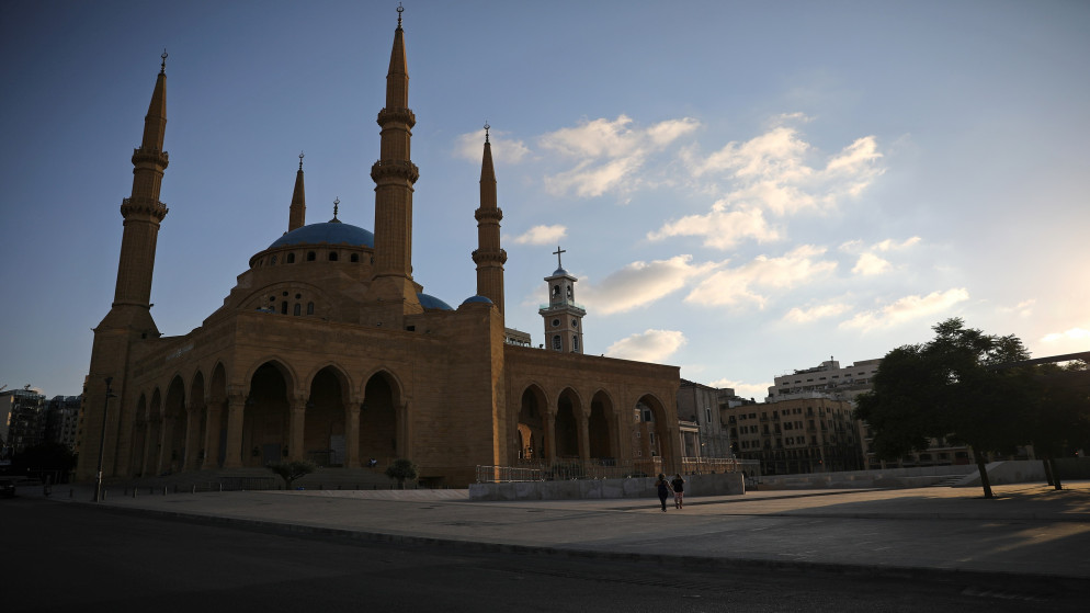 شارع شبه فارغ قرب مسجد محمد الأمين وسط العاصمة اللبنانية بيروت بعد فرض إغلاق جزئي لمدة أسبوعين في لبنان، 21 آب/أغسطس 2020. (رويترز)