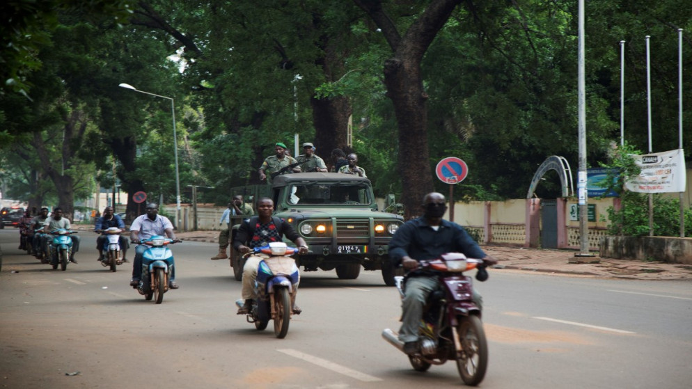 أفراد من الجيش المالي يسير في شوارع باماكو بعد يوم من اعتقال الجيش للرئيس المالي إبراهيم بوبكر كيتا واستقالته رسميا. 19/08/2020. (آني رايزمبرغ / أ ف ب)
