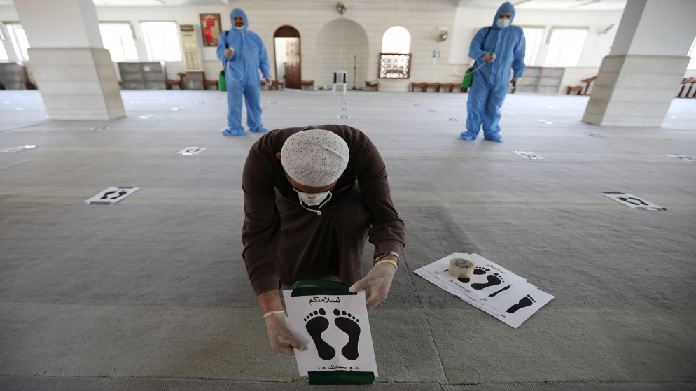 وزير الأوقاف: لا يجوز أن تكون المساجد مكانا لنقل الأوبئة والأمراض. (رويترز)