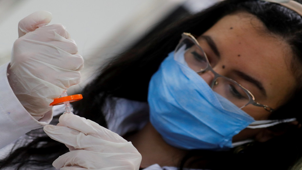 طبيبة تعمل على أساسيات المواد الخام للتحقيق في علاج للفيروس، في مختبر ابن سينا​​، في منشأة إيفا فارما بالقاهرة، مصر، 25 حزيران/ يونيو 2020. (رويترز)