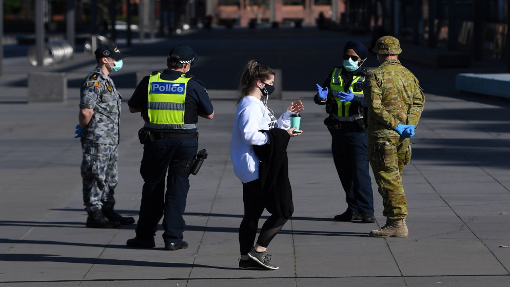 أشخاص يرتدون كمامات، خارج متحف ملبورن حيث تعمل المدينة تحت الإغلاق استجابة لتفشي الفيروس، في ملبورن، أستراليا، 21 أغسطس 2020. (رويترز)