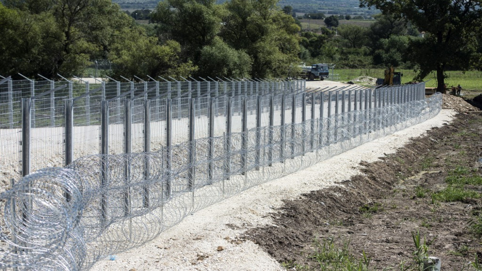 أعمال إقامة سياج عند الجانب الصربي على الحدود مع مقدونيا الشمالية بالقرب من قرية تابانوفتشي الشمالية، 22 آب/أغسطس 2020. (أ ف ب)