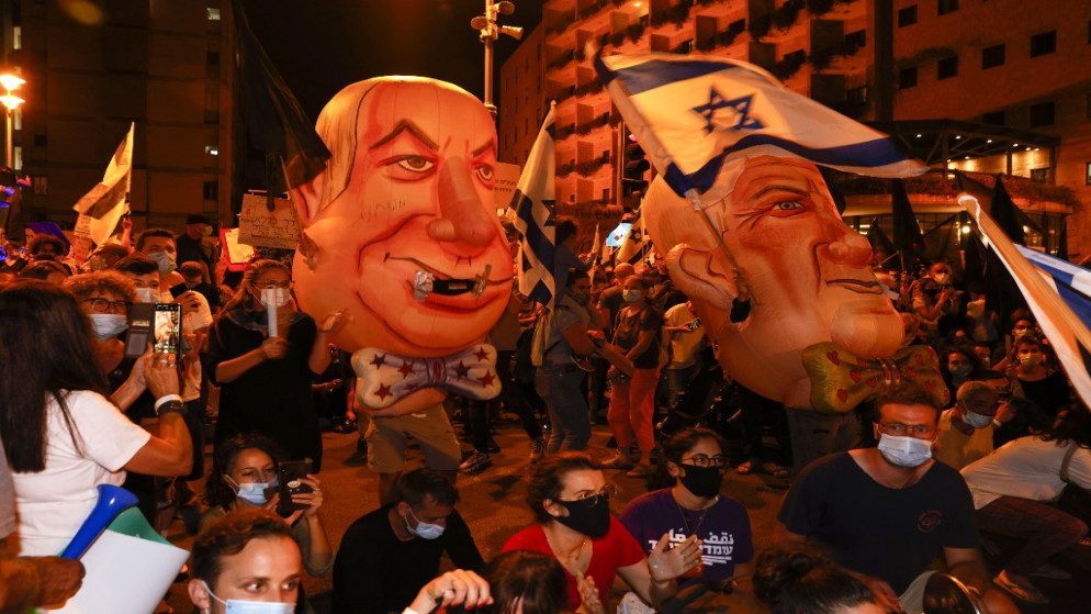 متظاهرون إسرائيليون يرتدون كمامات، يشاركون في مظاهرة مناهضة للحكومة أمام مقر إقامة رئيس الوزراء في القدس المحتلة، 22 أغسطس 2020. (أ ف ب)