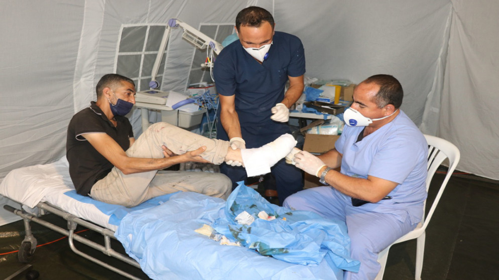 طواقم المستشفى الميداني الأردني تعالج لبنانيا متأثرا بإصابته من انفجار مرفأ بيروت. (بترا)